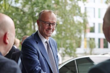 Merz trifft zu seiner ersten Sommer-Pressekonferenz als Bundeskanzler ein.