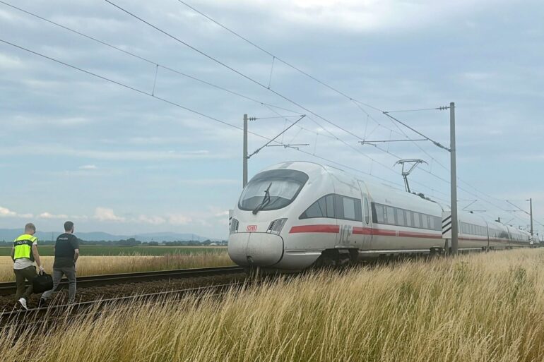 Der Zug blieb auf offener Strecke in Niederbayern stehen.