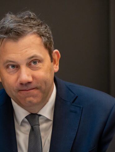 Bundesfinanzminister Lars Klingbeil (SPD) erinnert seine Kabinettskolleginnen und -kollegen ans Sparen. (Archivbild)