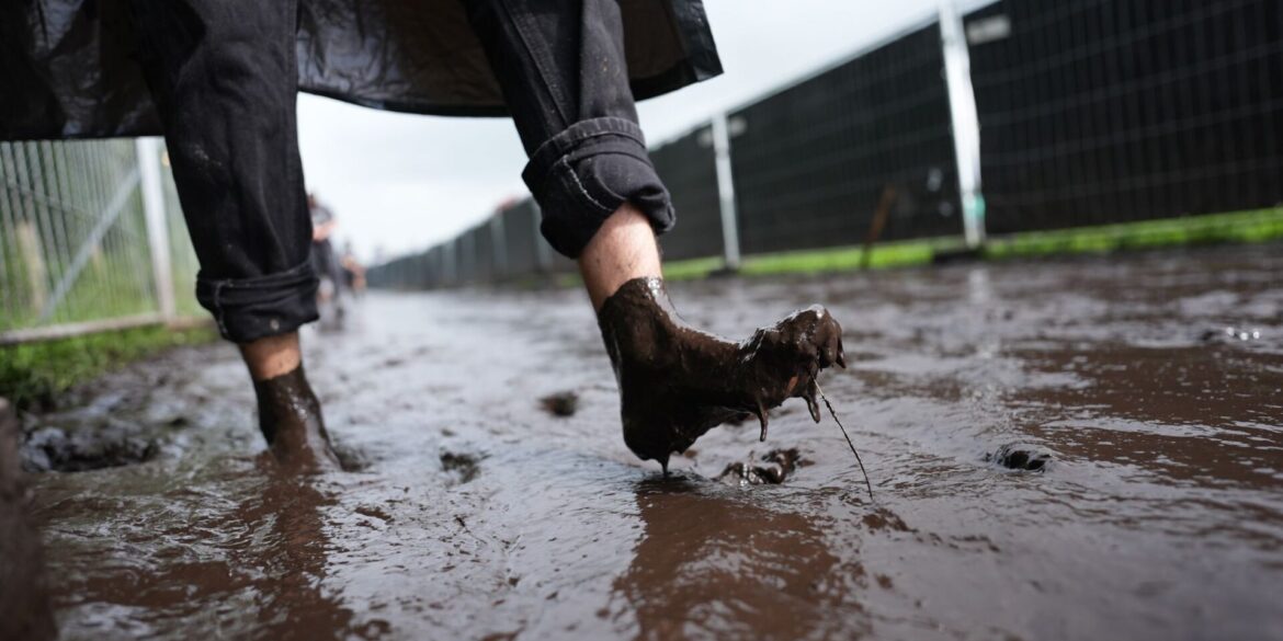 Barfuß im Matsch: Wacken-Fans feiern das größte Metal-Festival der Welt