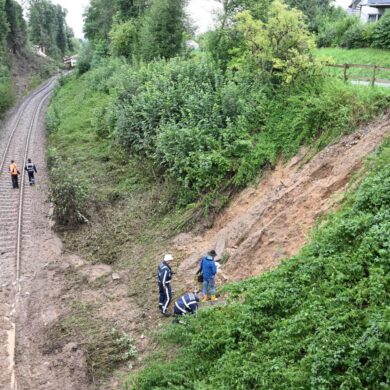 Nach ersten Erkenntnissen hat ein Hangrutsch das Unglück ausgelöst.