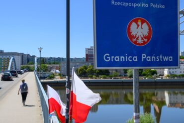 Der deutsch-polnische Grenzübergang Stadtbrücke zwischen Frankfurt (Oder) und Slubice. Polens Regierung rechnet mit Behinderungen des Grenzverkehrs durch die am Montag beginnenden Kontrollen an der Grenze. (Archivbild)
