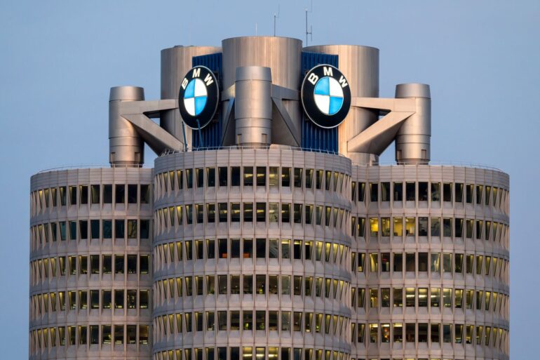 Auch BMW hat einen Gewinneinbruch erlitten.