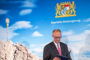 Nach seinem Treffen mit dem bayerischen Kabinett äußerte sich Kanzler Merz auch zur globalen Mindeststeuer - er steht dem Konzept demnach sehr skeptisch gegenüber.