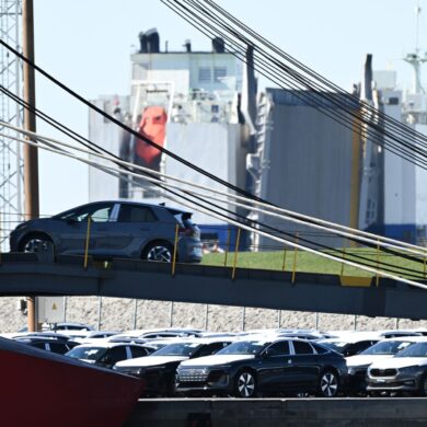 Importeure von europäischen Autos müssen in den USA künftig einen Zoll in Höhe von 15 Prozent zahlen - andersherum soll es keine Zölle mehr geben. (Archivbild)