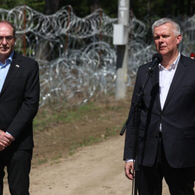 Bundesinnenminister Dobrindt hat die schwer befestigte Grenze Polens zu Belarus besichtigt.