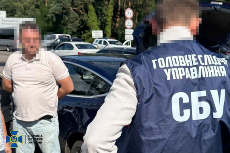 Unter anderem wegen Vorwürfen der Informationsweitergabe an russische Geheimdienste hat der ukrainische Geheimdienst SBU Razzien bei Mitarbeitern des Nationalen Antikorruptionsbüros vorgenommen.
