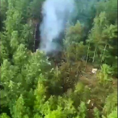 Das brennende Wrack liegt mitten in der Taiga.