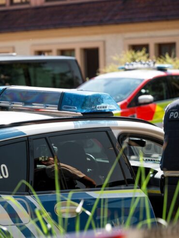 Zahlreiche Kräfte von Polizei und Rettungsdienst rückten aus.