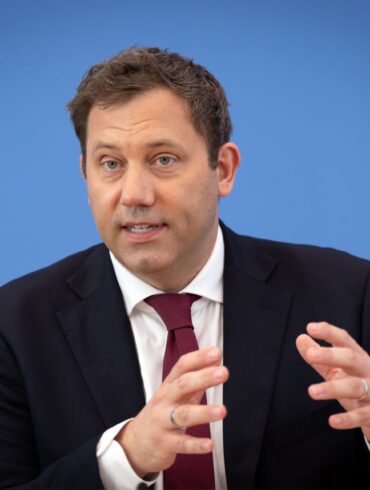 Der Finanzminister will Investitionen hochfahren - und kündigt schon neue Sparzwänge an.