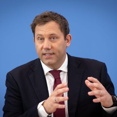 Der Finanzminister will Investitionen hochfahren - und kündigt schon neue Sparzwänge an.