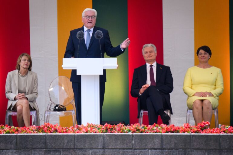 Bundespräsident Steinmeier sagt Litauen am Nationalfeiertag die Unterstützung Deutschlands bei der Verteidigung seiner Freiheit zu.