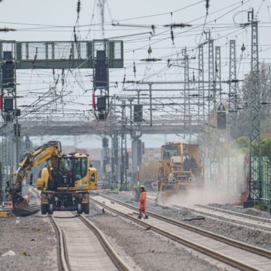 Auf der Riedbahn zwischen Frankfurt und Mannheim wurde bereits gebaut - viele weitere Generalsanierungen werden sich dagegen deutlich verzögern. (Archivbild)
