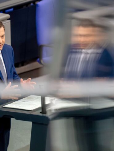 Finanzminister Klingbeil bringt den Haushalt in den Bundestag ein