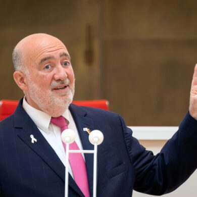 Der israelische Botschafter Ron Prosor schaltet sich mit scharfen Worten in die innenpolitische Debatte über den Gaza-Krieg ein. (Archivbild)