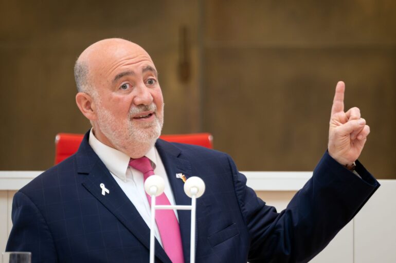 Der israelische Botschafter Ron Prosor schaltet sich mit scharfen Worten in die innenpolitische Debatte über den Gaza-Krieg ein. (Archivbild)