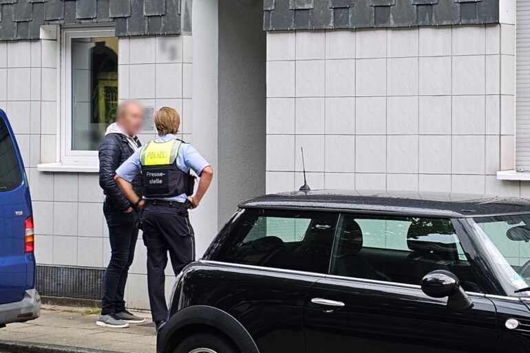 Insgesamt fanden Maßnahmen zeitgleich in sechs Objekten in den Städten Essen, Dortmund, Düsseldorf und Soest statt, wie die Generalstaatsanwaltschaft Düsseldorf und die Polizei Essen mitteilten.