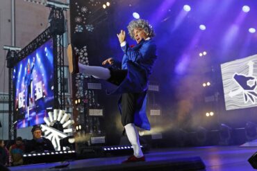 Patrick Culek "Van Airhoven" aus Deutschland rockt das Finale der Luftgitarren-WM.