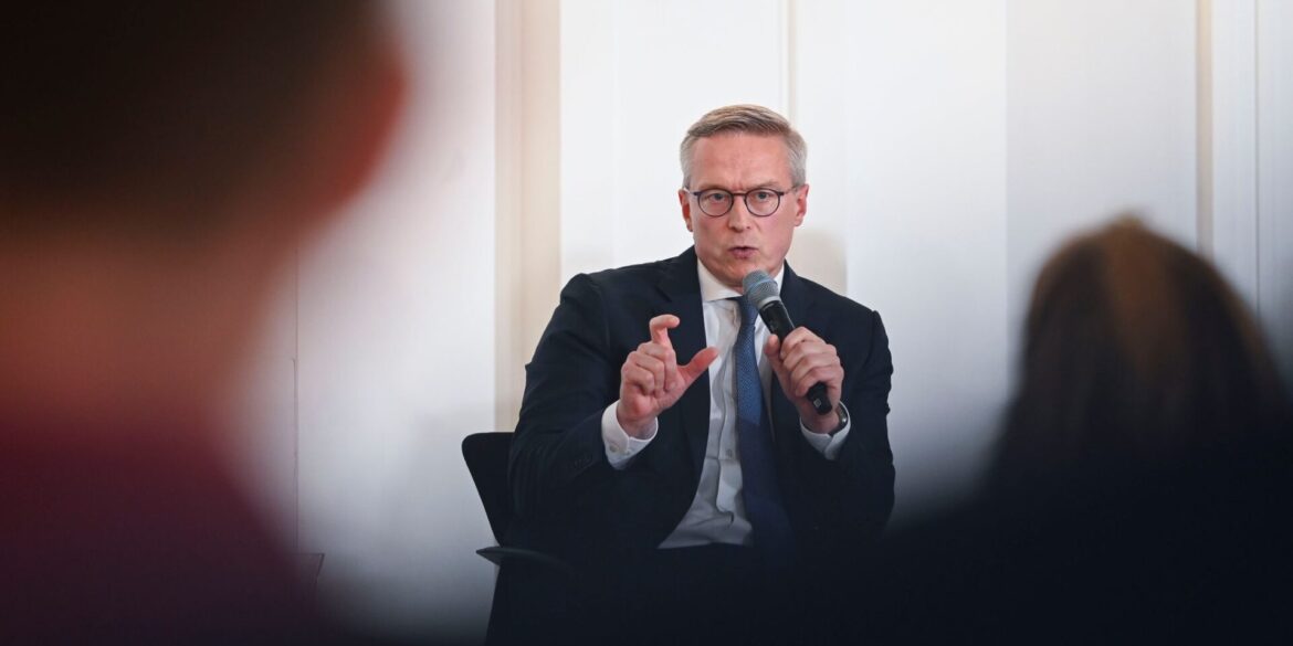 «Deutschland hat über Jahrzehnte bürokratischen Beton angehäuft – jetzt müssen wir ihn konsequent abtragen», schreibt Digitalminister Wildberger an seine Kabinettskolleginnen und -kollegen. (Archivbild)