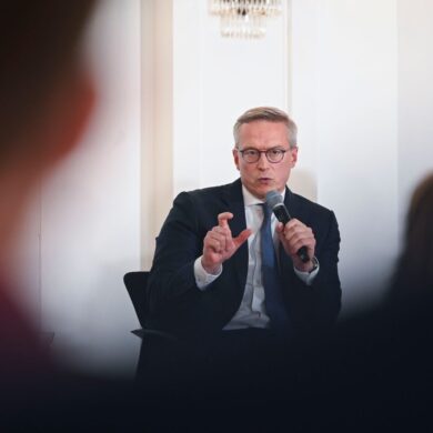 «Deutschland hat über Jahrzehnte bürokratischen Beton angehäuft – jetzt müssen wir ihn konsequent abtragen», schreibt Digitalminister Wildberger an seine Kabinettskolleginnen und -kollegen. (Archivbild)