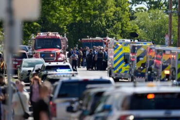 Polizisten sind an der Schule im Einsatz.