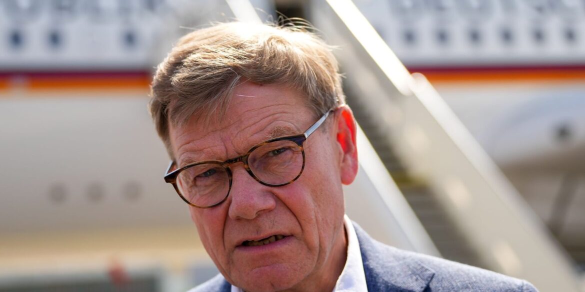 Vor dem Gespräch des ukrainischen Präsidenten Wolodymyr Selenskyj mit US-Präsident Donald Trump äußerte sich Außenminister Johann Wadephul im Podcast «Table.Today» skeptisch zu einer Entsendung deutscher Soldaten in die Ukraine.