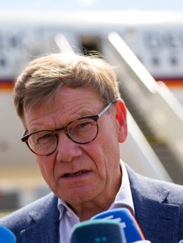 Vor dem Gespräch des ukrainischen Präsidenten Wolodymyr Selenskyj mit US-Präsident Donald Trump äußerte sich Außenminister Johann Wadephul im Podcast «Table.Today» skeptisch zu einer Entsendung deutscher Soldaten in die Ukraine.