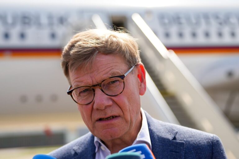Vor dem Gespräch des ukrainischen Präsidenten Wolodymyr Selenskyj mit US-Präsident Donald Trump äußerte sich Außenminister Johann Wadephul im Podcast «Table.Today» skeptisch zu einer Entsendung deutscher Soldaten in die Ukraine.