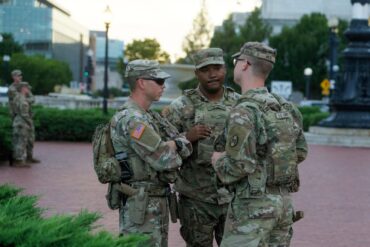Nationalgardisten tragen nun auch Waffen in Washington.