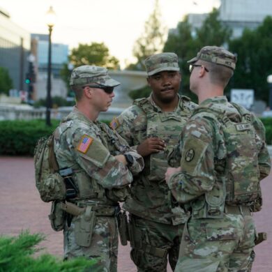 Nationalgardisten tragen nun auch Waffen in Washington.