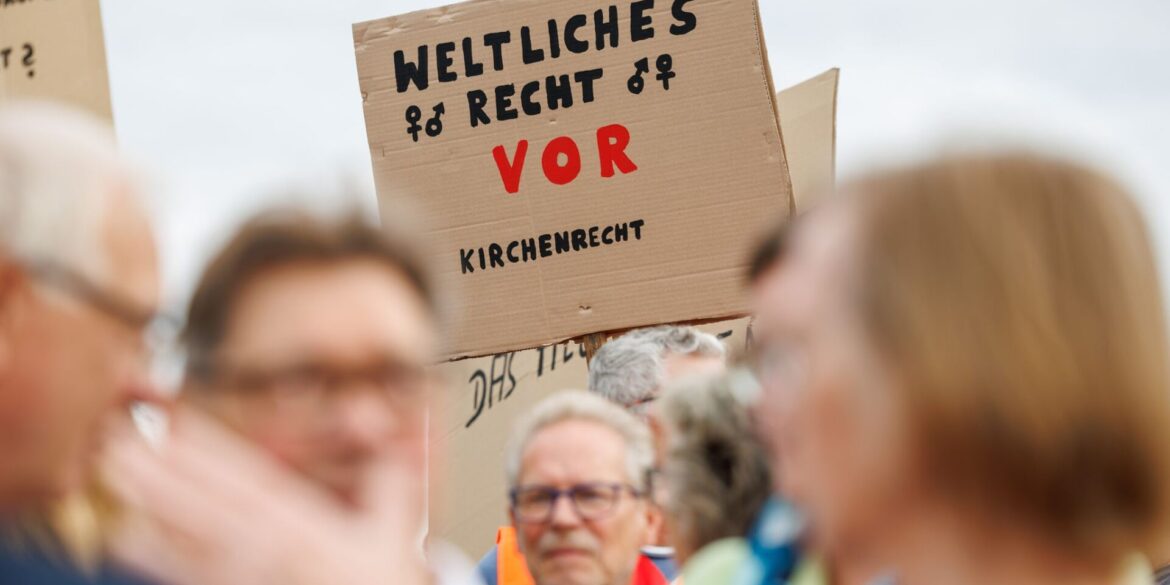 Die Demonstranten kritisierten die Haltung des katholischen Krankenhausträgers.
