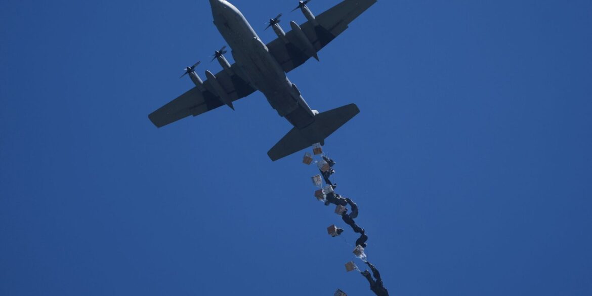 Ein Flugzeug wirft humanitäre Hilfe für Palästinenser über Zawaida im zentralen Gazastreifen ab.