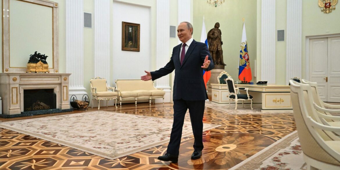 So freundlich hat Kremlchef Putin den US-Unterhändler Witkoff im April empfangen. (Archivbild)