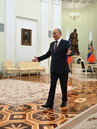So freundlich hat Kremlchef Putin den US-Unterhändler Witkoff im April empfangen. (Archivbild)