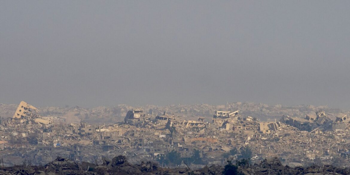 Zerstörung, Trümmer und Elend prägen rund 22 Monate nach Beginn des verheerenden Gaza-Kriegs das Bild in dem Küstenstreifen. (Archivbild)