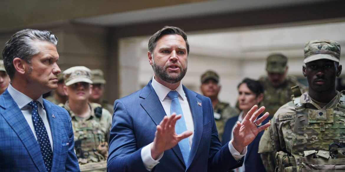 Verteidigungsminister Hegseth (l) und Vizepräsident Vance sprechen im Hauptbahnhof von Washington mit Mitgliedern der Nationalgarde.