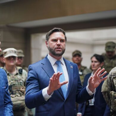 Verteidigungsminister Hegseth (l) und Vizepräsident Vance sprechen im Hauptbahnhof von Washington mit Mitgliedern der Nationalgarde.