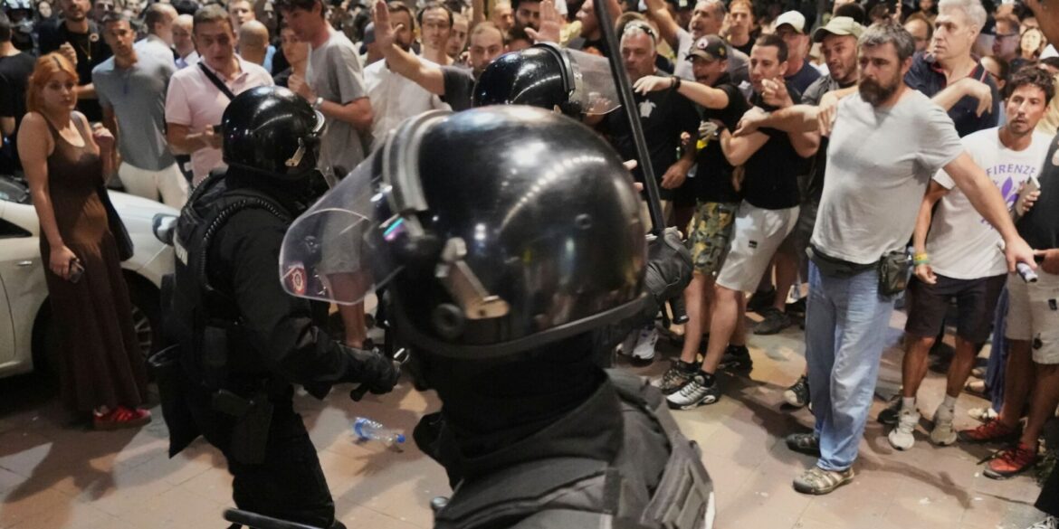 Bei Protesten gegen die Regierung in Serbien kommt es zu Auseinandersetzungen zwischen Polizei und Regierungsanhängern. (Archivbild)