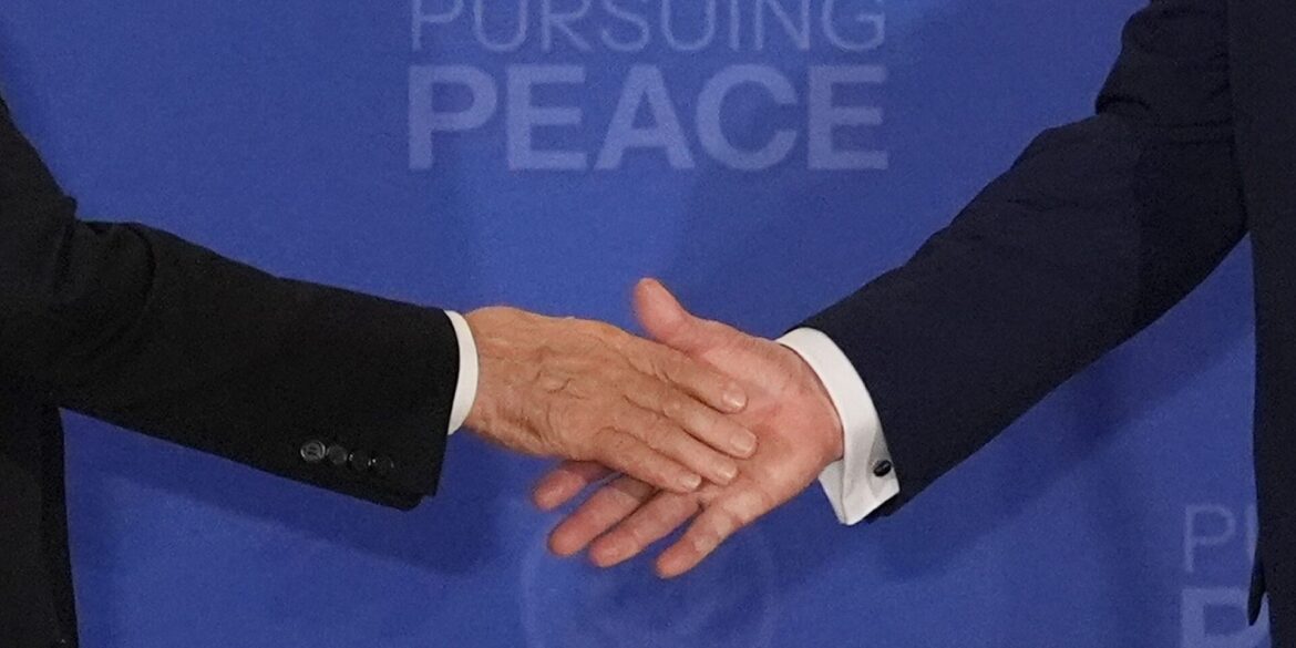 „Handshake in Alaska: Trump und Putin treffen sich in Alaska