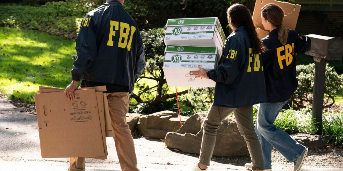 Das FBI durchsucht Boltons Haus.