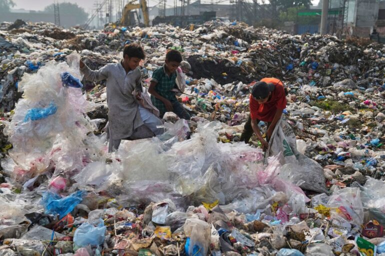Plastikabfall wird auch exportiert und sorgt in vielen Entwicklungsländern für Probleme. (Archivbild)
