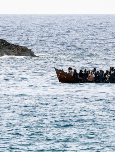 Italien wollte die Asylanträge von auf dem Mittelmeer gestoppten Migranten aus sicheren Herkunftsländern in Albanien prüfen und sie erst dann einreisen lassen. Jetzt äußert sich der EuGH zu einem Aspekt dieses Modells. (Archivbild)