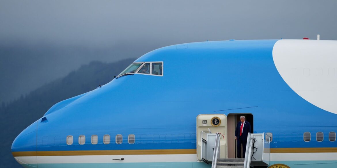 US-Präsident Donald Trump verlässt die Air Force One.
