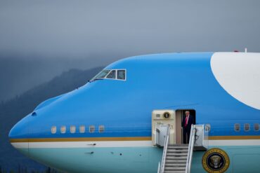 US-Präsident Donald Trump verlässt die Air Force One.