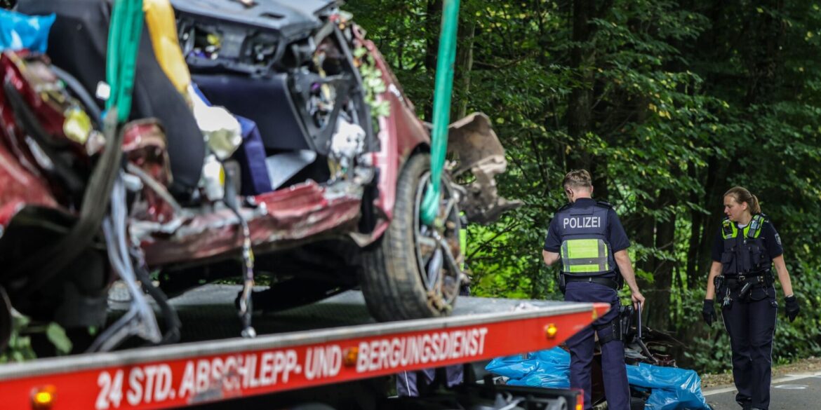 Zwei 19-jährige Männer sowie zwei 14 und 16 Jahre alte Mädchen sind bei einem Autounfall in Kürten gestorben. Am Steuer saß ein 16-Jähriger. Er überlebte. Der Wagen gehört seinen Eltern.