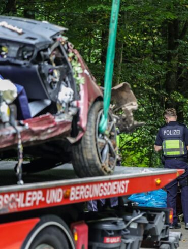 Zwei 19-jährige Männer sowie zwei 14 und 16 Jahre alte Mädchen sind bei einem Autounfall in Kürten gestorben. Am Steuer saß ein 16-Jähriger. Er überlebte. Der Wagen gehört seinen Eltern.