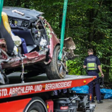 Zwei 19-jährige Männer sowie zwei 14 und 16 Jahre alte Mädchen sind bei einem Autounfall in Kürten gestorben. Am Steuer saß ein 16-Jähriger. Er überlebte. Der Wagen gehört seinen Eltern.