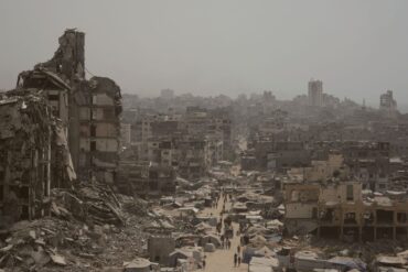 Menschen gehen auf zerstörter Straße im Gazastreifen. (Archivbild)