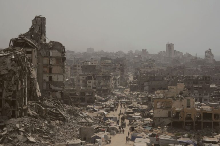 Menschen gehen auf zerstörter Straße im Gazastreifen. (Archivbild)