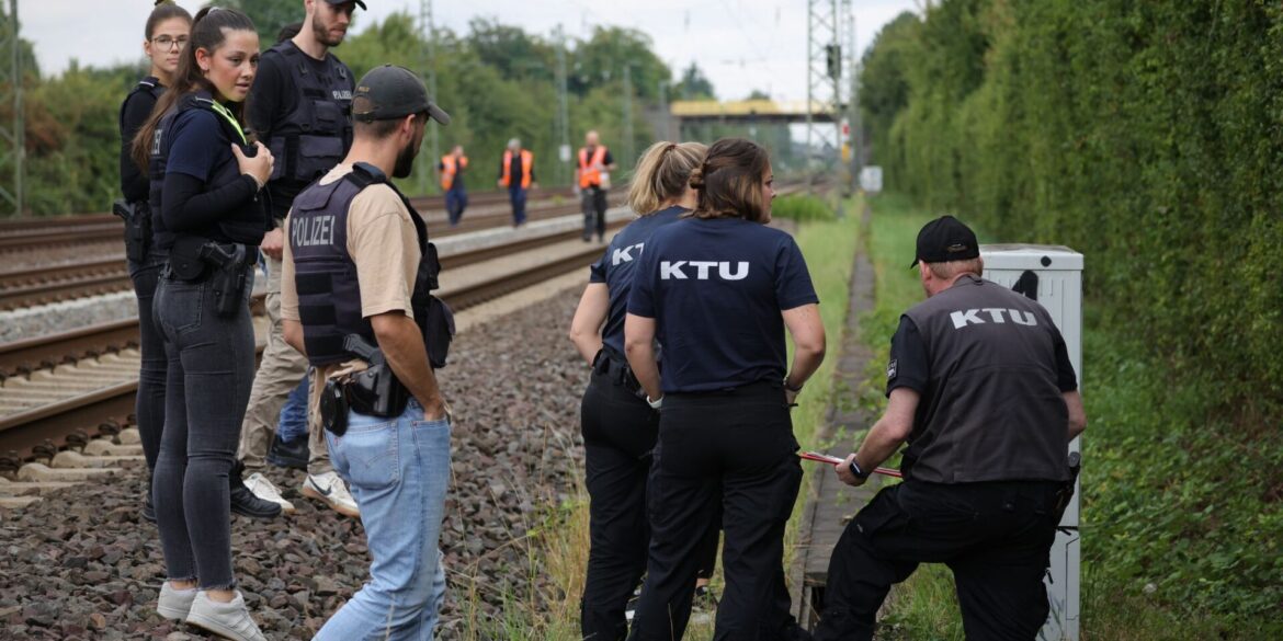 Weiterer Brandanschlag : Mitarbeiter von Spurensicherung und KTU untersuchen die Schäden an der Bahnstrecke bei Düsseldorf